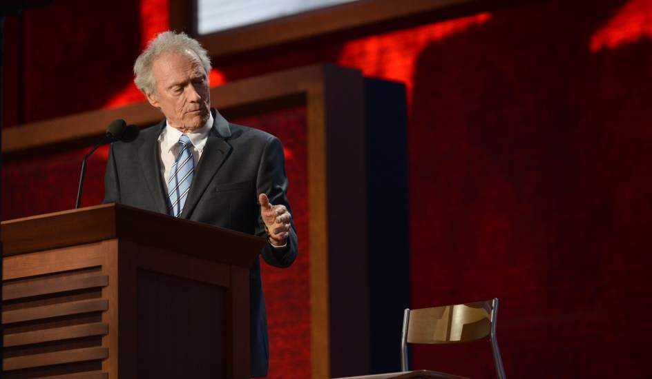 Clint Eastwood hablando con una silla