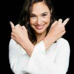 Gal Gadot se corta un dedo