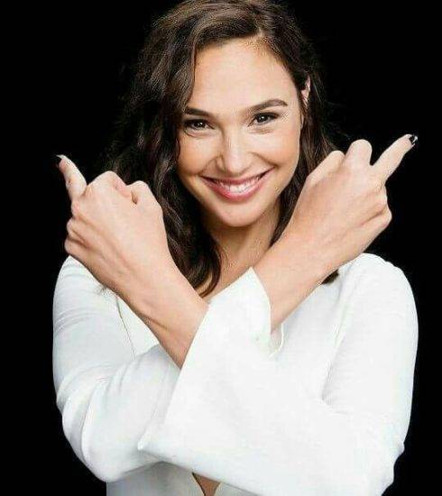 Gal Gadot se corta un dedo
