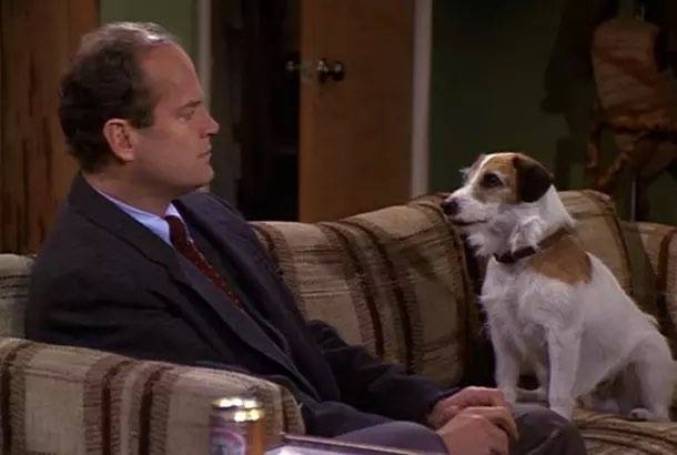 Eddie mirando a Frasier