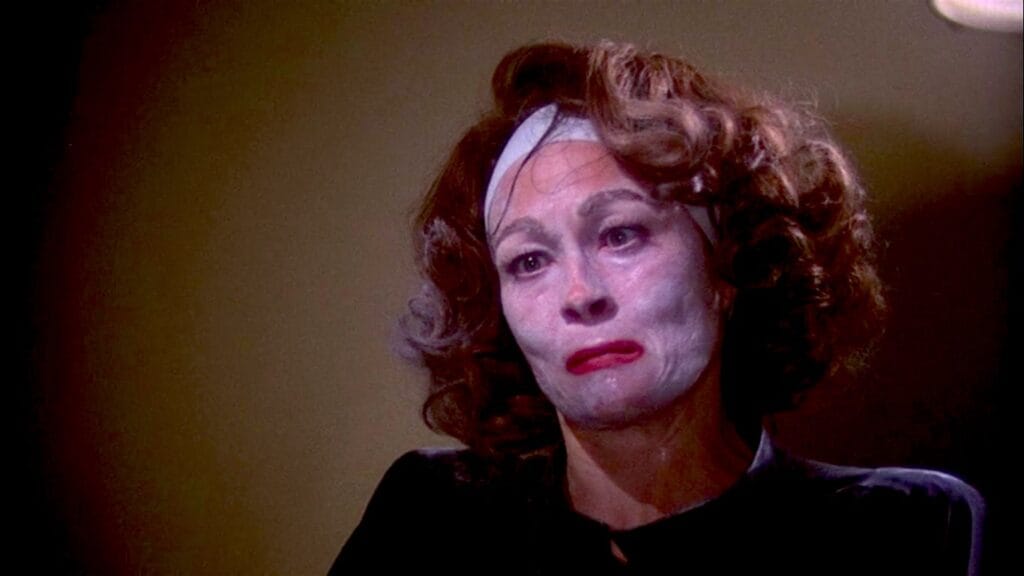 Faye Dunaway interpretando a Joan Crawford en Queridísima mamá-min