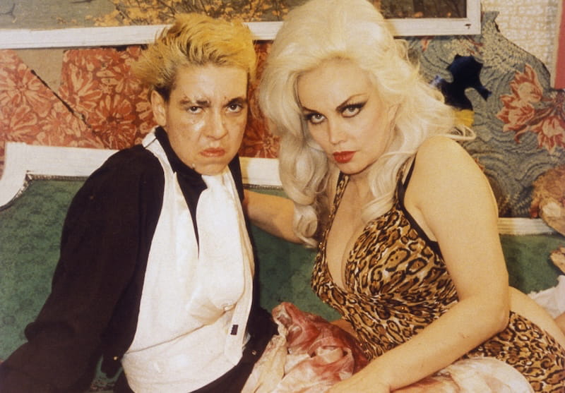 Vivir desesperadamente (Desperate Living, 1977)